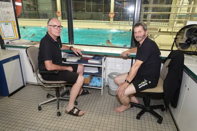 Die Badeaufsicht hatte alle Hände voll zu tun und achtete mit Argus-Augen auf den Zwischenstopp der prominenten Gäste. Foto Roland Schönmüller 
