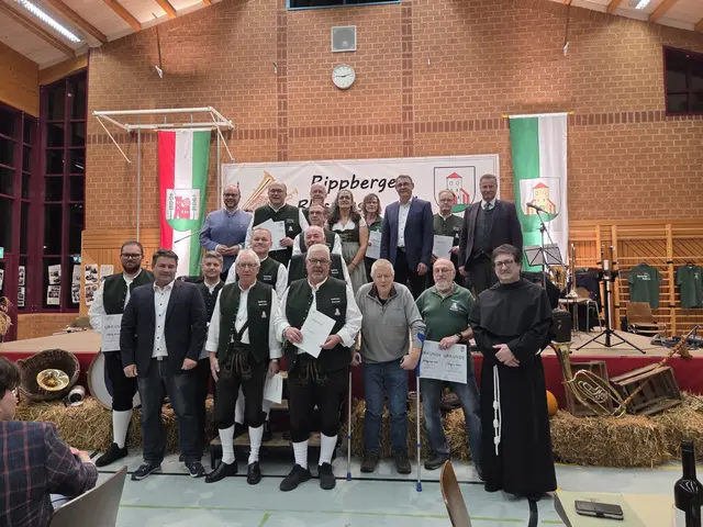 Vom Musikverband Untermain (MVU) und dem Bund Deutscher Blasmusikverbände (BDB) wurden verdiente Musiker durch das Präsidiumsmitglied des MVU, Wolfgang Konrad, geehrt (obere Reihe, dritter von rechts). | Foto: Rippberger Blasmusik e.V.