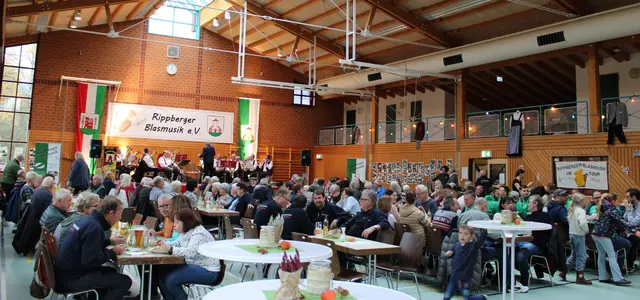 Der Sonntagmorgen des Festwochenendes hatte mit einem Frühschoppen begonnen, gefolgt von einem Mittagessen für die zahlreichen Gäste. | Foto: Rippberger Blasmusik e.V.