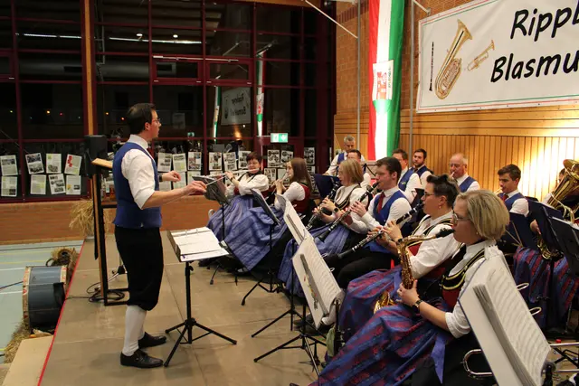 Das Ende des zweistündigen Festaktes markierte die Odenwälder Trachtenkapelle mit dem Abspielen des Liedes „Hoch Badnerland“, zu dem sich die Teilnehmer erhoben und es feierlich mitsangen. | Foto: Rippberger Blasmusik e.V.
