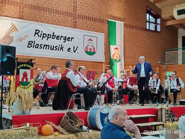 Zum Frühschoppen und Mittagessen unterhielt die Spielgemeinschaft Breitenbrunner Volksmusikanten und Steinbachtaler Blasmusik Seckmauern unter Ihren Dirigenten Holger Friedrich bzw. Christof Hehner die Gäste. | Foto: Rippberger Blasmusik e.V.