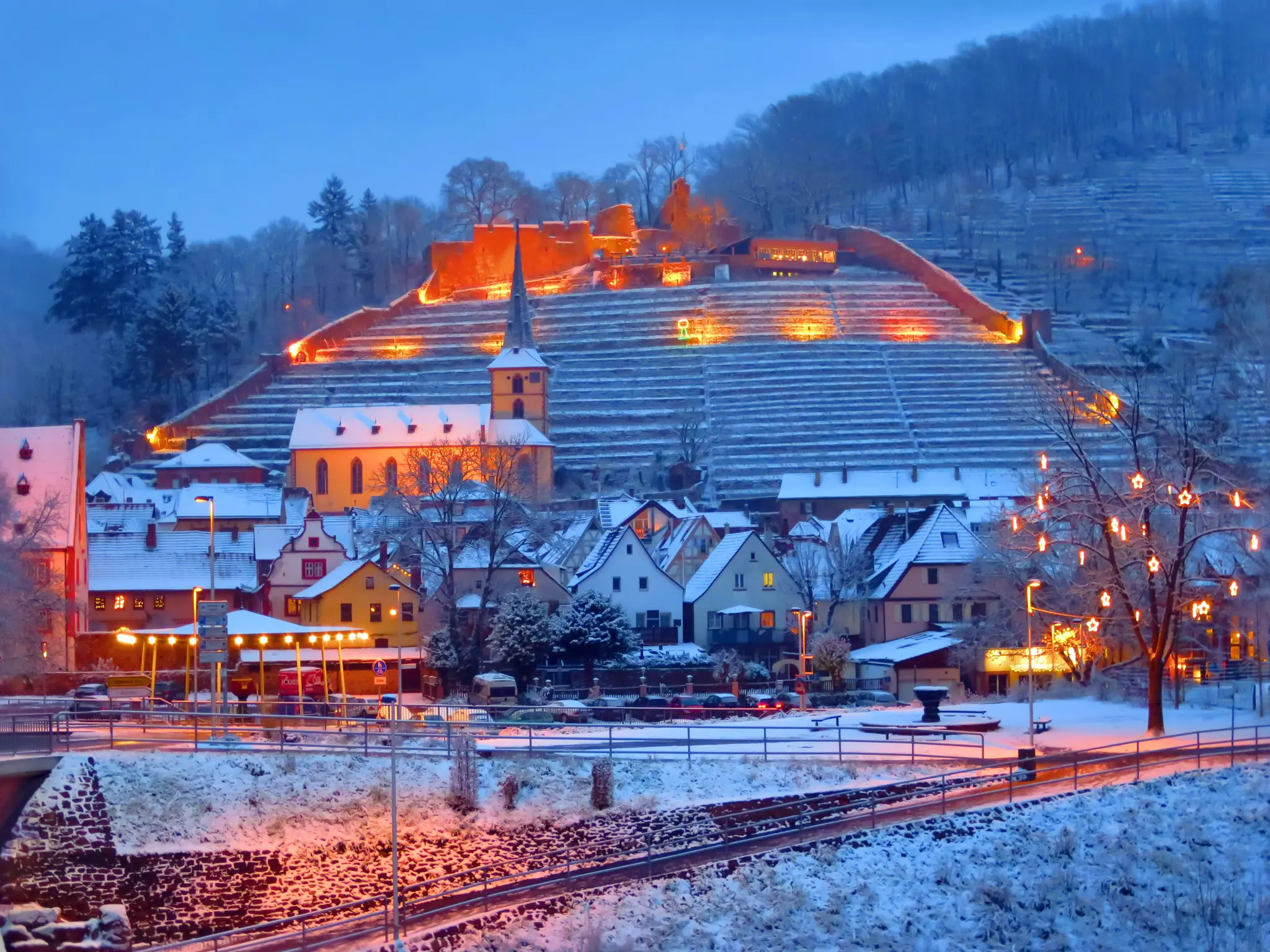 Weihnachtsliedersingen-Weihnachtsmarkt-auf-der-Clingenburg