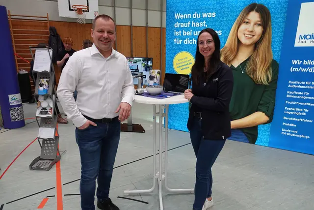 Organisator und Repräsentantin im Gespräch. 