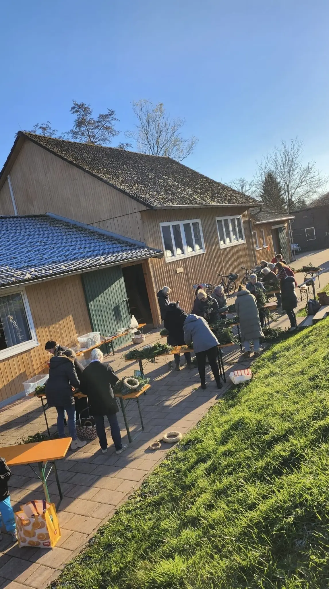 Adventskranzbinden-bei-sch-nstem-Wetter
