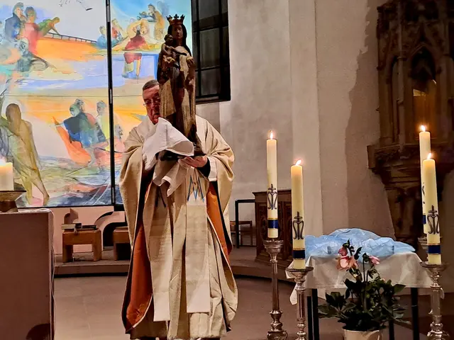 Pfarrer Toni Wolf trägt das Gnadenbild der Staffelmadonna an ihren Platz zurück | Foto: Martin Winkler