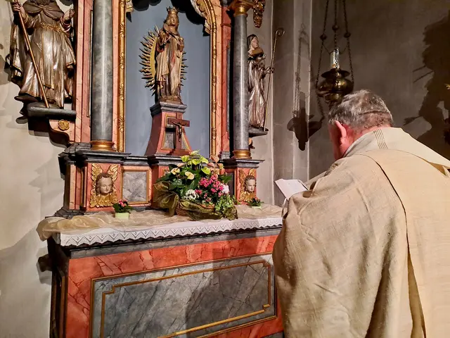 Pfarrer Toni Wolf erbittet Schutz und Segen der Staffelmadonna | Foto: Martin Winkler