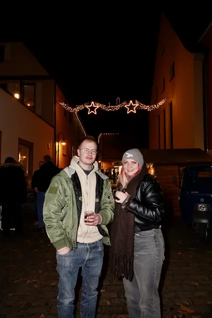 Der Glühwein ist eine Kategorie für sich: Von klassisch-rot bis weiß und sogar alkoholfrei – für die ganz Wilden unter uns. Nach dem dritten Becher schmeckt ohnehin alles nach Weihnachten. Wer jetzt noch mit klaren Sinnen den Heimweg findet, hat entweder wenig getrunken oder eine besonders robuste Klingenberger Konstitution. 