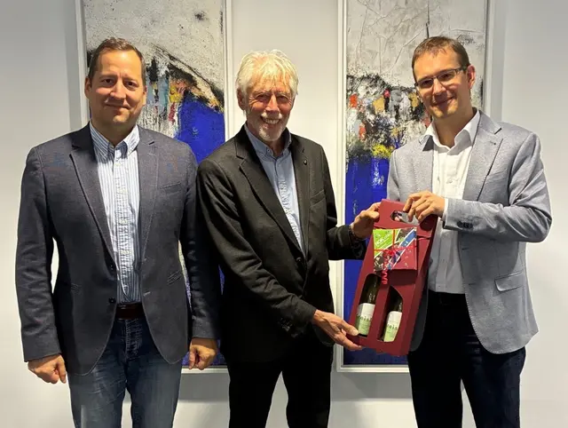 Biberberater Joachim Bernhardt (Mitte) mit dem Ersten Landesbeamten Dr. Björn-Christian Kleih (rechts) und Fachdienstleiter Christian Stippich bei seiner Verabschiedung aus dem Ehrenamt.


 | Foto: Landratsamt Neckar-Odenwald-Kreis