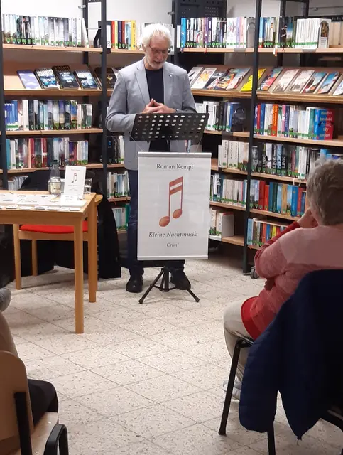 Roman Kempf liest aus seinem Buch | Foto: Bücherei Niedernberg