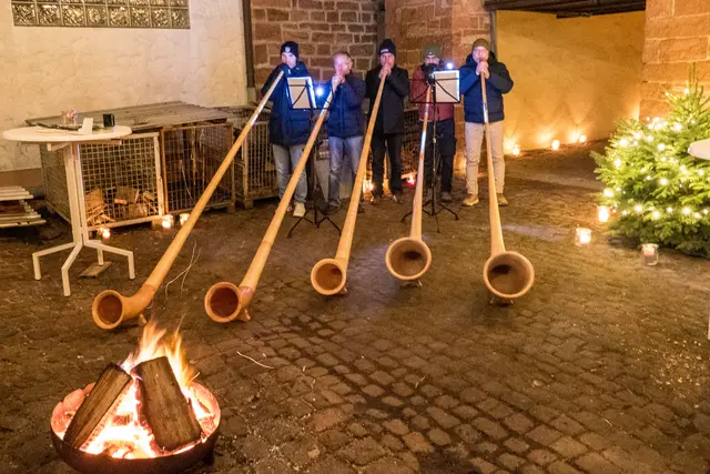 Ein besonderes Klangerlebnis im "Alten Schulhof" Breitendiel. Die Alphornbläser des Musikvereins Watterbach/Breitenbuch 