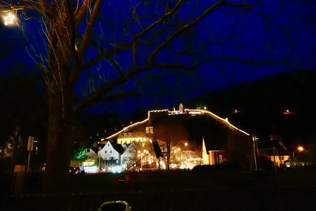  Ein Tag für die Seele (und den Bauch).
 
Zum Schluss bleibt das Gefühl, einen kleinen Winterurlaub gemacht zu haben – mitten in Unterfranken. Der Kathreinmarkt in Klingenberg verbindet Tradition mit Kunst, Chaos mit Gemütlichkeit und macht aus einem trüben Novembertag ein echtes Wintermärchen. Wer einmal da war, kommt wieder. Denn wo Kunst, Kulinarik und Klingenberger Lebensfreude zusammenkommen, da wird einem selbst bei Minustemperaturen warm ums Herz. 