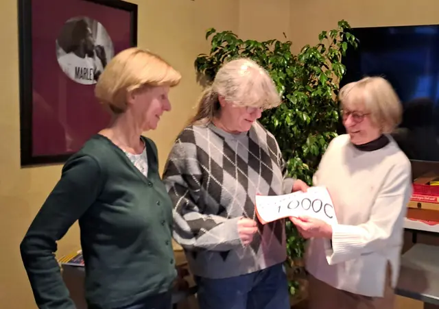 Susan Bryant und Ingrid Kaiser, AWO Kreisverband Miltenberg, übergeben eine Spende an die Leiterin des AWO Frauenhauses Tanja Draudt | Foto: AWO Kreisverband Miltenberg, I. Kaiser