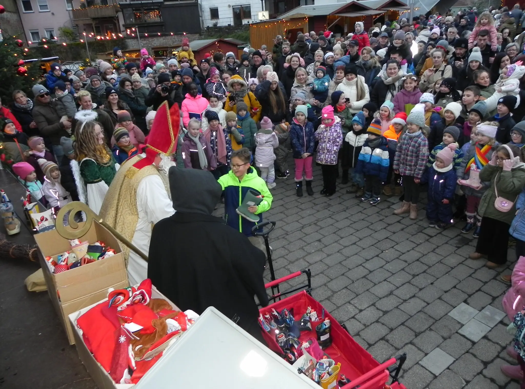 Kinder-k-nnen-wieder-ihre-Stiefel-im-Rathaus-abgeben