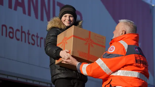 Der Johanniter-Weihnachtstrucker: Jedes Päckchen ein Lächeln | Foto: JUH/Benedikt Wagner