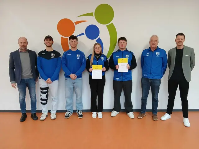 v.l.: Bürgermeister Stefan Grimm, Johannes Gärtner, Samuel Nikolaus, Kira Kremer, Nils Hüllen, Norbert Fürst und Steven Bundschuh. Daniela Taranto (Grundschule Gerichtstetten war verhindert.