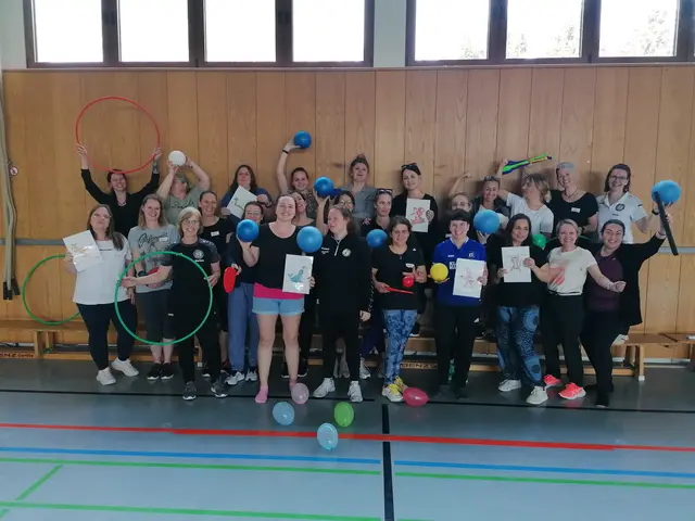 Auch nach vier Jahren ist das Interesse für den Bewegungspass im Neckar-Odenwald-Kreis noch groß. Das Bild zeigt die Teilnehmerinnen und Teilnehmer mit Multiplikatorin Verena Schmelcher (rechts oben) bei der Zertifizierungsveranstaltung im April 2024 in der Sporthalle des FC Viktoria Hettingen in Buchen.

 | Foto: Landratsamt Neckar-Odenwald-Kreis