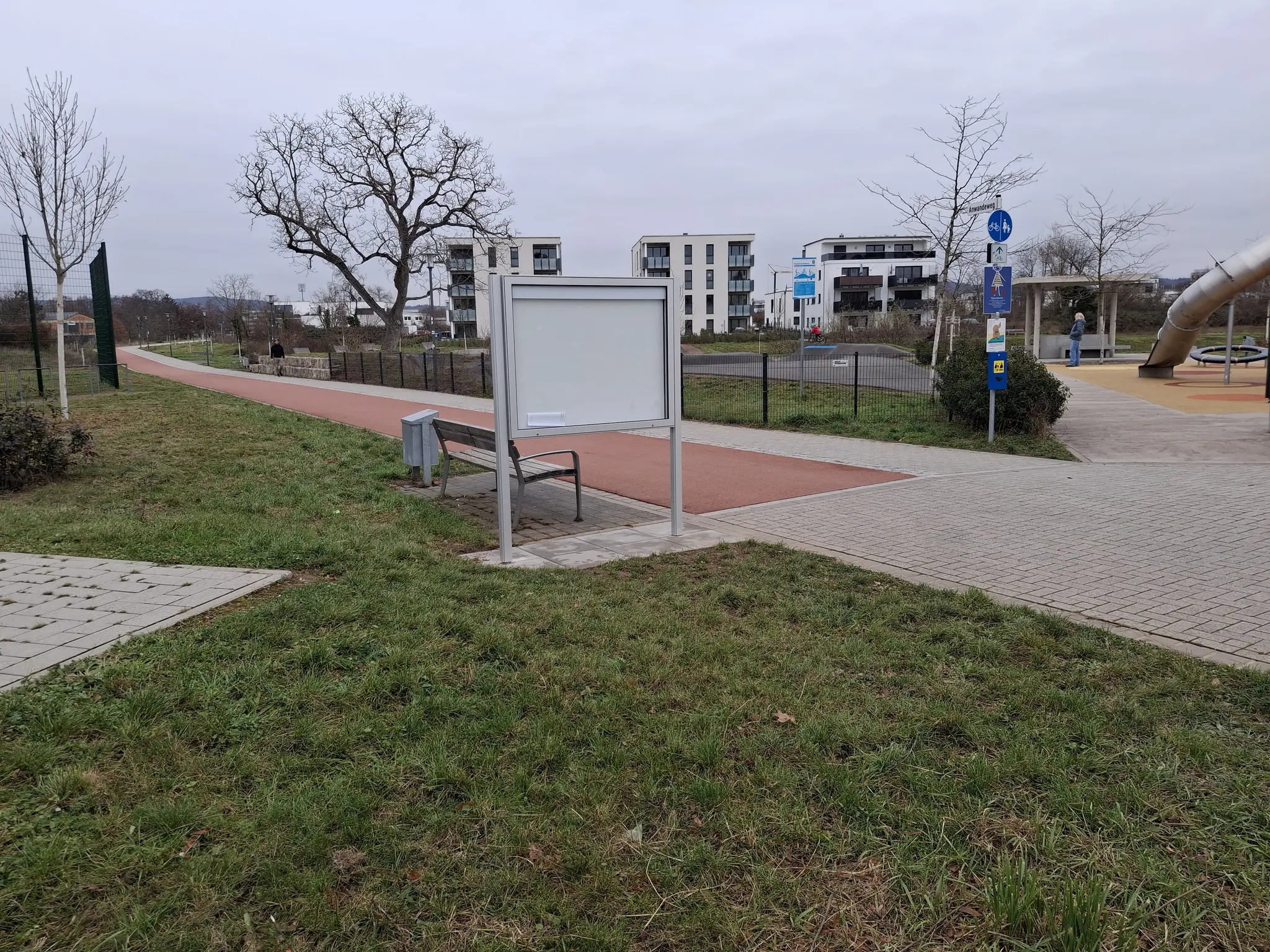 Neuer-Info-Schaukasten-am-Familienst-tzpunkt-im-Baugebiet-Anwandeweg