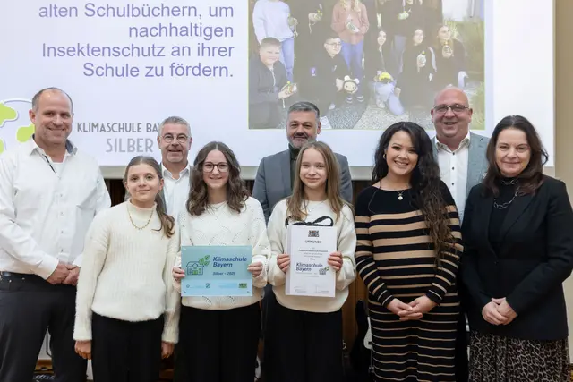 Über die Auszeichnung freuen sich Schulleiter Matthias Witzel (links) und die betreuende  Klimaschul-Lehrkraft Wendy Sommer (vorne 2. von rechts) sowie Bürgermeister Kai Hohmann (hinten rechts) und die Schülerabordnung der RSE (vorne). | Foto: Pressestelle Klimaschule