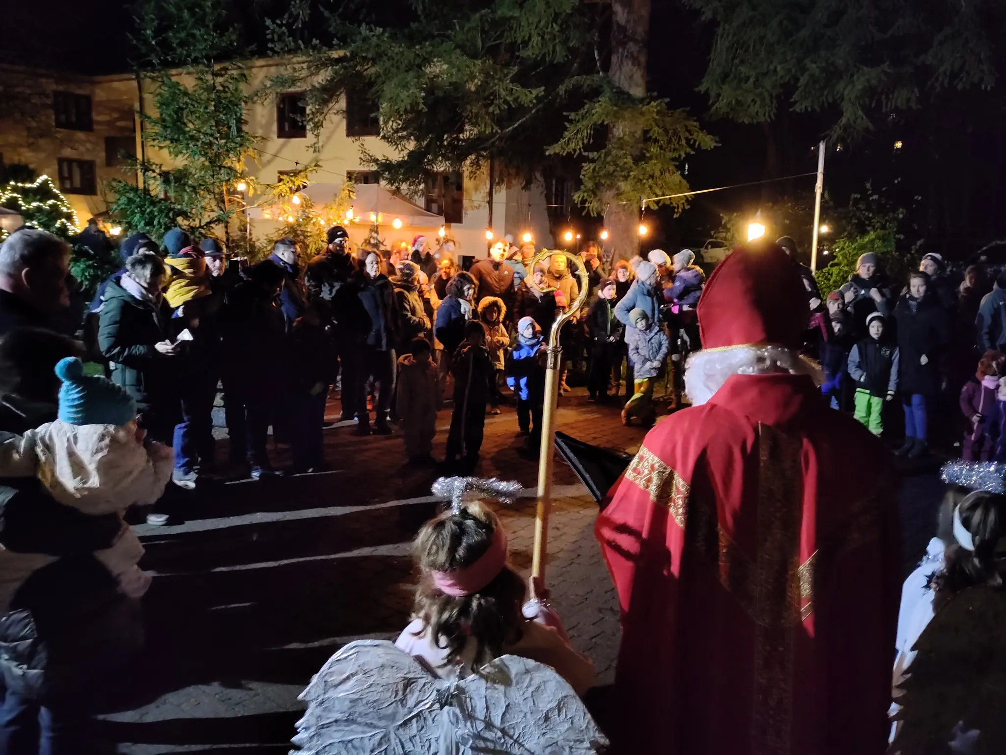 Nikolausabend-im-Schullandheim-Hobbach-Ein-stimmungsvoller-Auftakt-in-die-Adventszeit