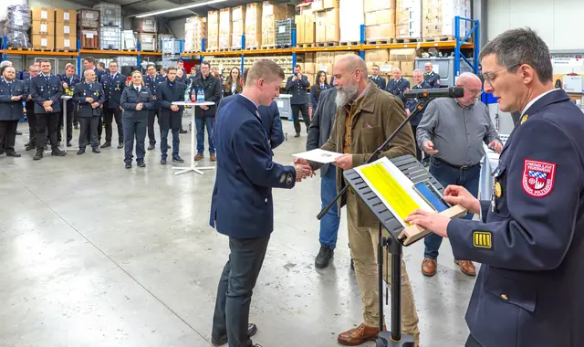 Während Kreisbrandrat Martin Spilger (rechts) die Namen der zu Ehrenden verlas, überreichten stellvertretender Landrat Bernd Schötterl und Großheubachs Bürgermeister Gernot Winter (verdeckt) die Fluthilfemedaillen. | Foto: Winfried Zang