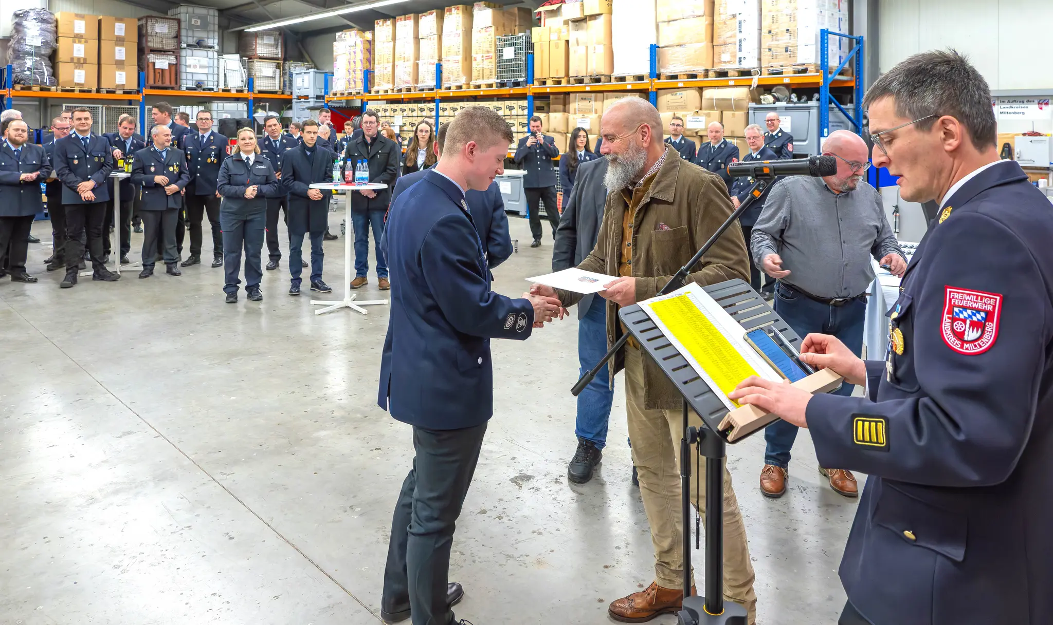 Fluthilfemedaillen-f-r-aufopfernden-Einsatz-in-S-dbayern-berreicht