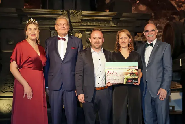 Die Fränkische Weinkönigin Antonia Kraiß, stellvertretender Landrat Günther Oettinger (von links) und Artur Steinmann (Präsident des Fränkischen Weinbauverbandes, rechts) gratulierte Daniel Weinfurtner mit Partnerin Laura Schubert zum Ehrenpreis des Landkreises Miltenberg. Foto: Rudi Merkl/Fränkischer Weinbauverband | Foto: Rudi Merkl / Fränkischer Weinbauverband e.V. 