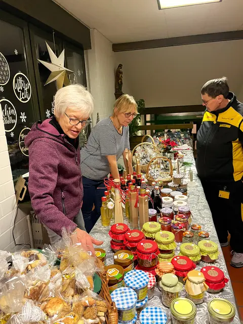 Ein reichhaltiges Angebot - der Weihnachtsbasar in Breitendiel | Foto: Bernhard Setzer