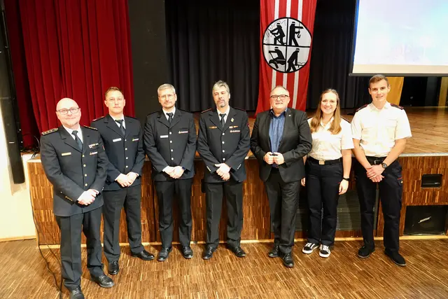 
Roland Schönmüller 

 Freiwillige Feuerwehr Külsheim: Neuwahlen, Rückblick und Zukunftsperspektiven 
Külsheim – Bei der Mitgliederversammlung der Freiwilligen Feuerwehr Külsheim wurden die Weichen für die kommenden fünf Jahre gestellt. Die Führungsspitze um Kommandant Reinhart wurde erneut bestätigt – ein Zeichen für Vertrauen und Kontinuität in der Arbeit der Wehr. Unser Bild zeigt von links: Kreisbrandmeister Andreas Geyer, Jörg Weber, Kommandant Daniel Reinhart, Christian Böhrer, Bürgermeister Thomas Schreglmann, Katrin Adelmann und Felix Schneider. 

Foto Roland Schönmüller 
