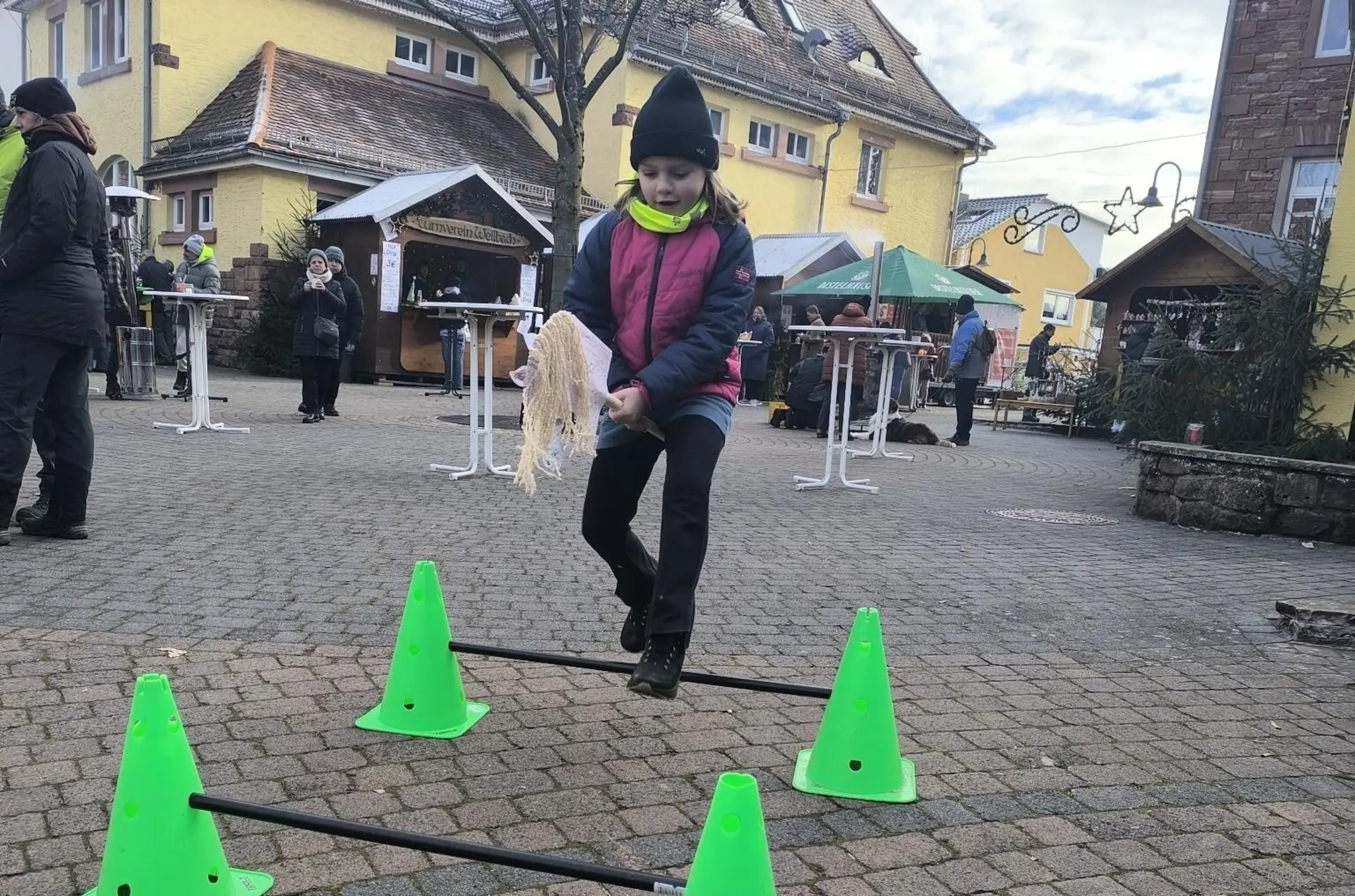 Kreativer-Spa-auf-dem-Glockenmarkt-Kinder-basteln-Steckenpferde-in-Weilbach