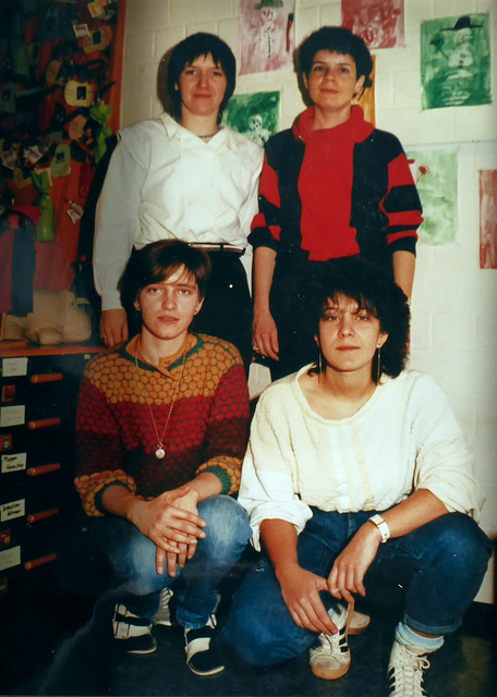 Ein Foto von 1984 zeigt Claudia Galmbacher vorne links mit dem damaligen Kindergartenpersonal Gudrun Bretz, Rita Geffert und Doris Kasper. | Foto: Foto:Kita Breitendiel