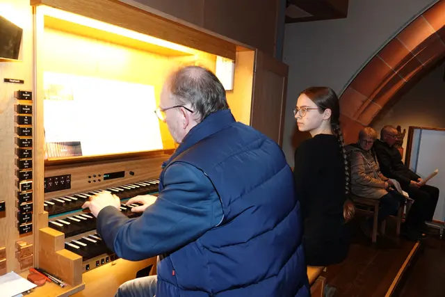 Carsten Klomp an der Orgel
