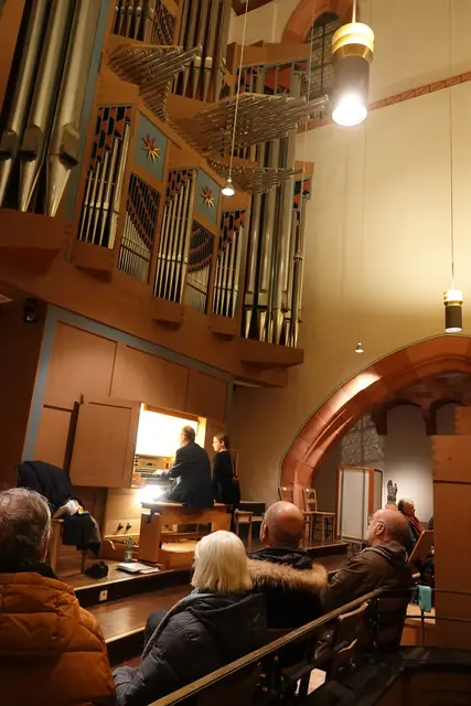 Die Königin der Instrumente, die Orgel regiert wieder und weiter – über Raum, Zeit und Publikum. Mir der frisch gewonnenen Stimme kündigte sie an, was kommt: Adventszeit, Weihnachtszeit, Neujahr. Und wieder Bach &amp; Co. – als festliche Begleiter einer Gemeinde, die ihre Königin neu lieben gelernt hat. Foto Roland Schönmüller 