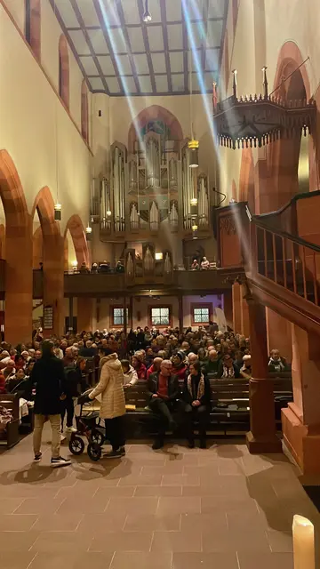 In der vollbesetzten Wertheimer Stiftskirche gab es am Samstagabend ein imposantes Festkonzert zur offiziellen Einweihung der renovierten Rensch / Mühleisen-Orgel. Foto Roland Schönmüller 