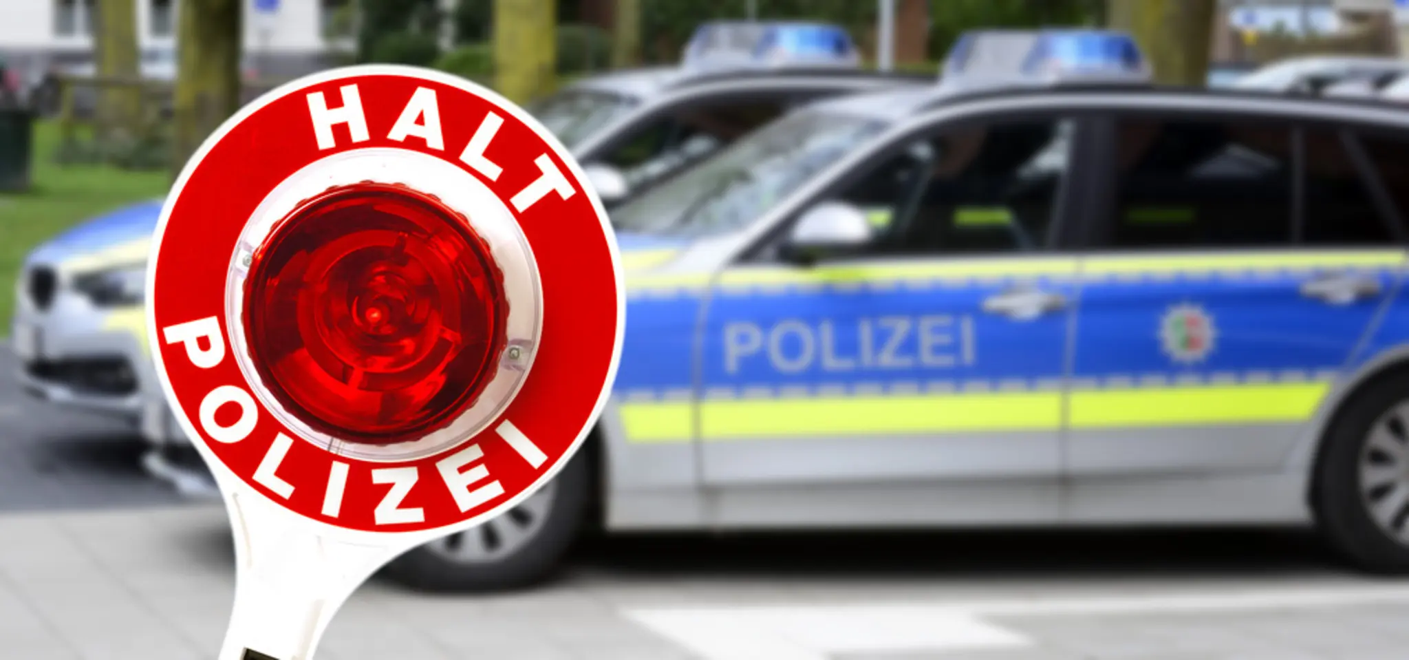 H-chst-i-Odw-Schwarzes-Auto-kollidiert-mit-Radfahrer