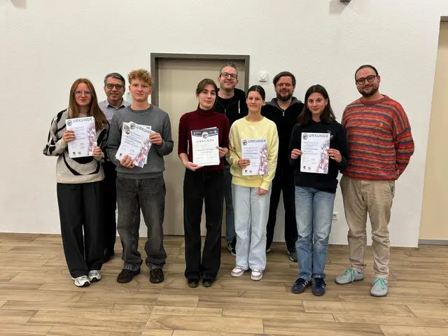 Kreisdirigent Albrecht (r.), der stellvertretende Kreisvorsitzende Seubert und die Dozenten Helm und Martin (hinten v.l.) freuen sich zusammen mit den strahlenden D2-Absolventinnen und -Absolventen. | Foto: Kreisverband Miltenberg im NBMB