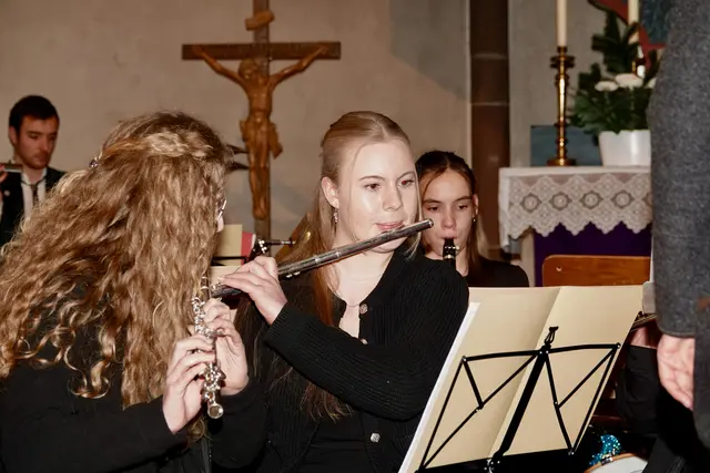 Einstimmung in die Adventszeit und musikalische Geburtstags-Glückwünsche für Pfarrer Artur Fröhlich in und vor der Pfarrkirche St.Cäcilia in Eichenbühl.