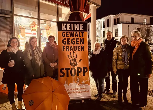 von links nach rechts:
Lisa Dyroff, Marina Oliveira Zbinden, Petra Münzel, Anne Ehrentraut, Bürgermeister Christoph Becker, Claudia Müller -Bartels, Ellen Hauck. Auf dem Foto fehlt Sylvia Deckert. | Foto: Thorsten Hainl