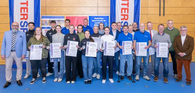Die mit Gold ausgezeichneten Sportlerinnen und Sportler stellten sich mit stellvertretendem Landrat Bernd Schötterl (links) und dem BLSV-Kreisvorsitzenden Adolf Zerr dem Fotografen.  | Foto: Winfried Zang