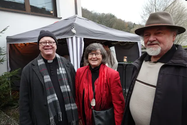 Kreisheimatpflegerin Hedi Eckert und ihr Mann Burkard, langjähriger Organist in Richelbach, gratulierten Pfarrer Artur Fröhlich aus Eichenbühl zu seinem 60. Geburtstag und wünschten ihm alles Gute, Gesundheit und Gottes Segen wie zahlreiche Gläubige aus der Pfarreiengemeinschaft St. Antonius Erftal und Höhen auch.
