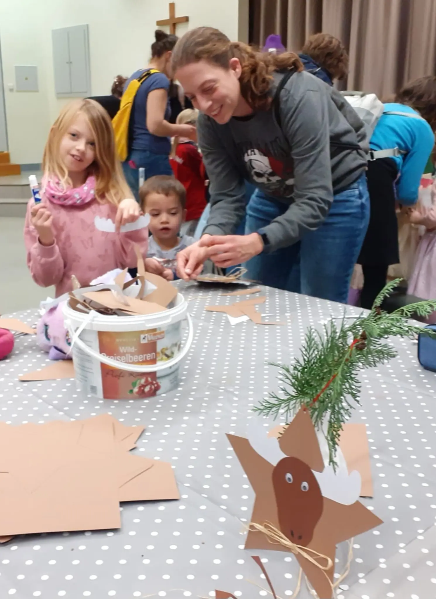 Traditionelles-Adventsbasteln-begeistert-rund-75-Kinder-im-Pfarrsaal