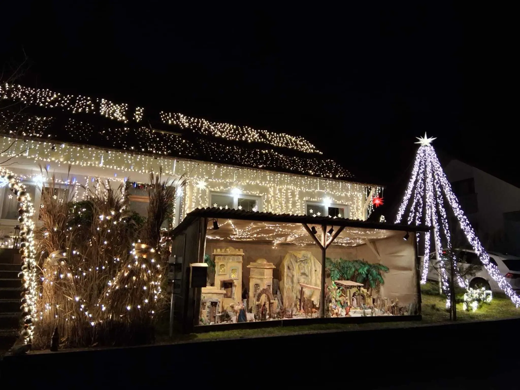 Das-Lichterhaus-in-R-denau-leuchtet-wieder