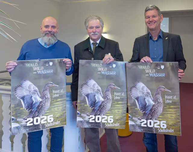 Übergabe der Schulkalender 2026 mit (von links) stellvertretendem Landrat Bernd Schötterl, dem BJV-Kreisvorsitzenden Ralph Keller und Schulamtsdirektor Harald Frankenberger. Foto: Winfried Zang | Foto: Winfried Zang