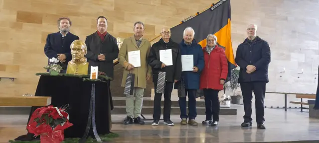 v .l. Berthold Ort,  Präses der KF Mil. Jan Kölbel, Bruno Neuberger, Hermann Bretz, Willibald Schmalbach, Rita Bucher-Hock, Erich Hennig | Foto: Leo Bucher