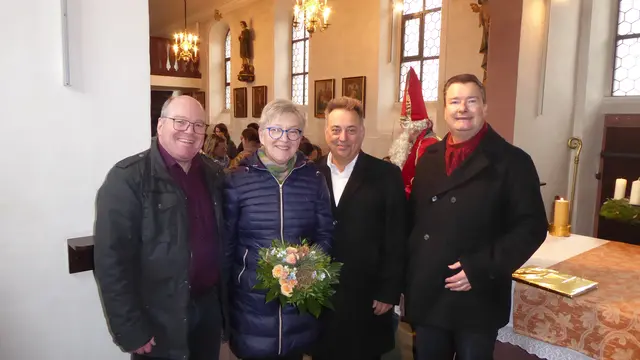 Claudia Galmbacher wird mit Blumen in einem Nikolausgottesdienst in der Breitendieler Kirche in den Ruhestand verabschiedet. Von links: Marcus Schuck (Trägerverein), Claudia Galmbacher, Konstantin Steiniger (Trägerverein), Pfarrer Jan Kölbel. | Foto: Rebecca Hornich