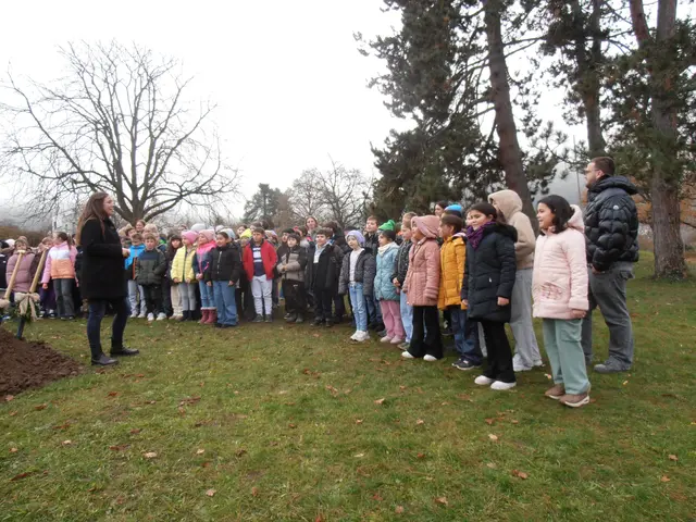 Die Veranstaltung wurde von den Grundschulkindern mit dem Lied "Schön ist es, auf der Welt zu sein" beendet.