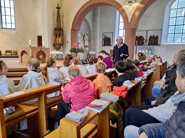 Frank Küster (Familiengottesdienstteam) fragt die Kommunionkinder, was Freundschaft für sie bedeutet | Foto: Martin Winkler