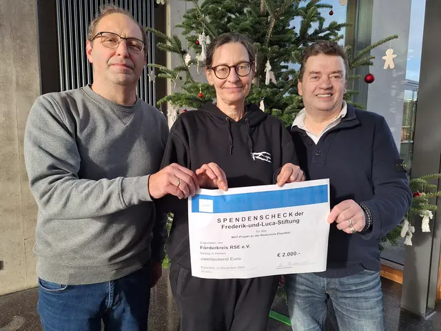 Georg Ballmann (rechts) von der FuL-Stiftung bei der Spendenübergabe an Projektleiterin Susanne Reineke (Mitte) und Konrektor Rainer Schäfer (links) | Foto: Michaela Grimm