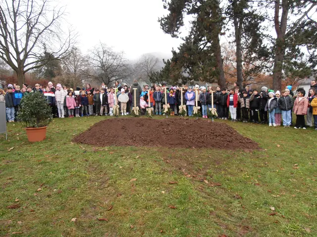 Beim Spatenstich sind viele Grundschulkinder anwesend.
Die kommende Baustellenzeit wird sicherlich abwechslungsreich.
