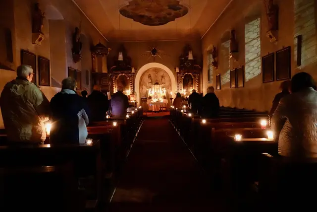 Rorate, die Frühmesse im Advent, hat nicht nur in Heppdiel, sondern vielerorts im Landkreis Miltenberg Tradition und gegenwärtige Bedeutung. Foto: Roland Schönmüller 