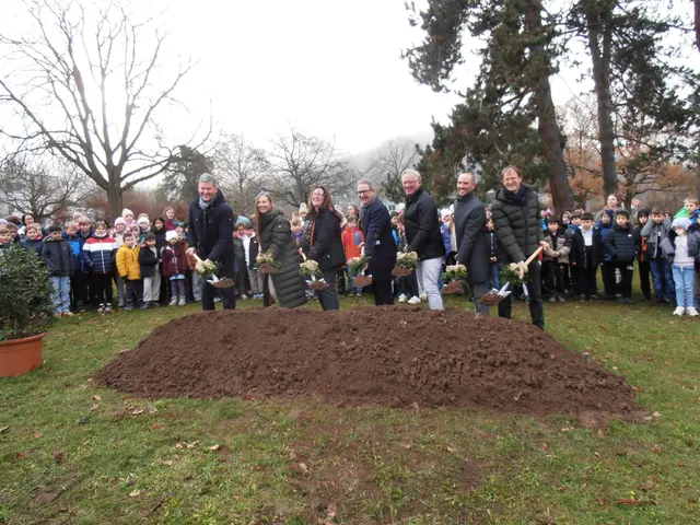 Endlich geht es los! Mit dem ersten Spatenstich für das Heizhaus. 
Von links: Schulamtsleiter Harald Frankenberger, die ehemalige Schulleiterin Brigitte Hauck, Schulleiterin Patricia Kissel-Dauber, Bürgermeister Bernd Kahlert, Architekt Stephen Knapp, Johannes Hortig, Projektleiter und Bauamtsleiter Alexander Beuchert. 